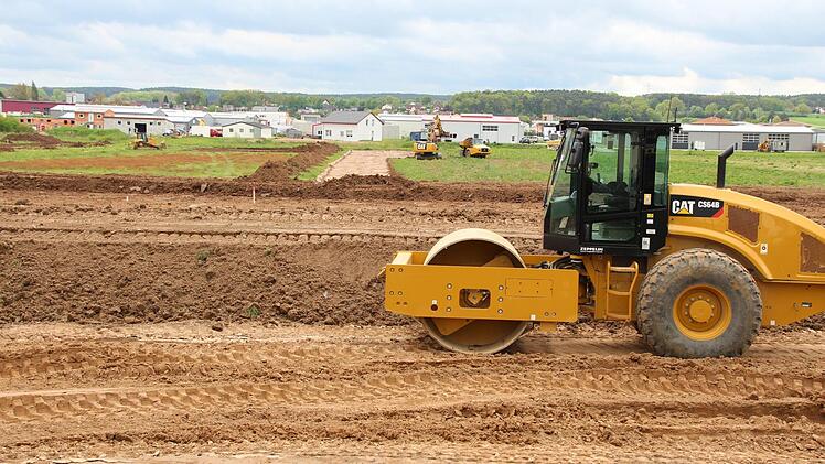Am Kieferndorfer Weg in Höchstadt wird der Baugrund für das geplante Fachmarktzentrum vorbereitet und große Mengen Erde bewegt. Foto: Andreas Dorsch