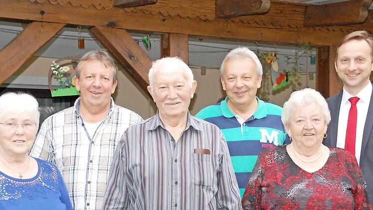 Elisabeth Will feierte ihren 80. Geburtstag im Kreis von Familie und Freunden. Im Bild (von links) Schwester Edeltraud Thorwesten, Sohn Dieter Will, Ehemann Michael Will, Sohn Manfred Will, Elisabeth Will und Bürgermeister Robert Bosch Foto: Uschi Prawitz