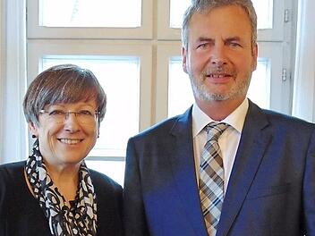 Regierungspräsidentin Heidrun Piwernetz überreichte den Förderbescheid an Bürgermeister Hans-Jürgen Nekolla. Foto: Petra Malbrich