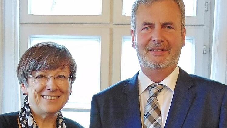 Regierungspräsidentin Heidrun Piwernetz überreichte den Förderbescheid an Bürgermeister Hans-Jürgen Nekolla. Foto: Petra Malbrich