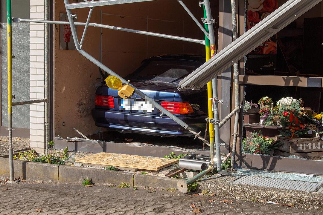 Kreis Fürth: 80-Jährige kracht mit Auto durch Schaufenster eines Blumenladens