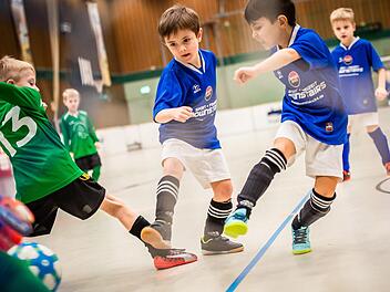 Szene aus dem Einlagespiel zwischen den G-Junioren des VfB Kulmbach (blaue Trikots) und des VfR Katschenreuth (grün). Foto: Alexander Muck