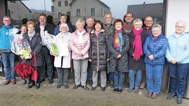 Ehrungen beim OGV Weitramsdorf: Das Bild zeigt von links Vorsitzenden Bernd-Ulrich Schmölz, Brigitta Schmidt, Gerti Keller, Zweiten Kreisvorsitzenden Reiner Brückner, Carolin Gehrlicher, Lotte Pfränger, Irma Seifert, Werner Langguth, Eva Fischer, Zweiten Bürgermeister Werner Hanke, Monika Eberlein, Wilfried Bosecker, Angela Schmölz, Gerhard Oppel, Diana Püschl und Renate Eberth. Foto: Michael Teufel