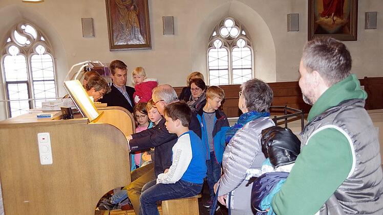 Orgelmäuschen erproben sich an der Orgel. Foto: Heike Schülein