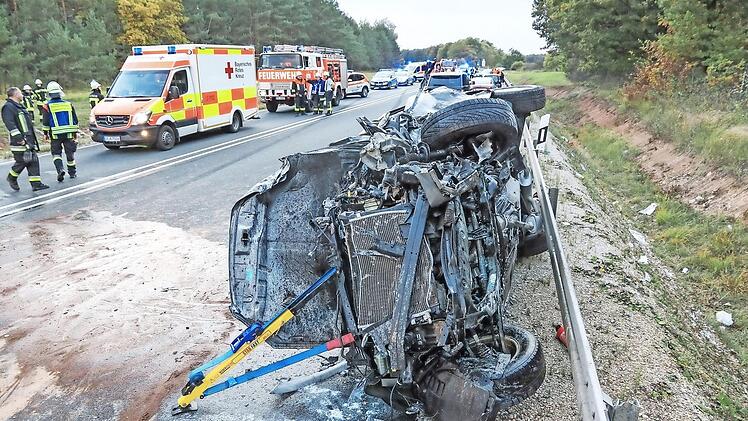 Bei einem schweren Verkehrsunfall im Kreis Bamberg wurden am Samstagnachmittag elf Personen teils lebensgef&auml;hrlich verletzt. Ein Mensch starb. Vier Fahrzeuge waren in den Unfall verwickelt. Foto: News5/Merzbach