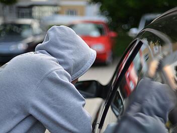 Erlangen: Diebe klauen Katalysator aus Auto.