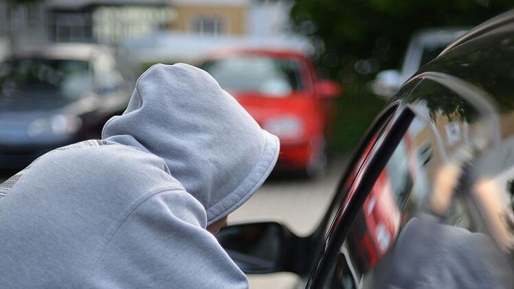 Erlangen: Diebe klauen Katalysator aus Auto.