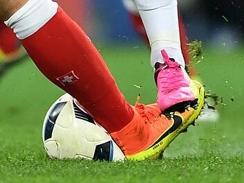 Die Luft ist raus aus der Saison in Bayern, doch eine Entscheidung will der Bayerische Fu&szlig;ballverband nicht treffen.  Foto: Archiv/M. Becker/dpa