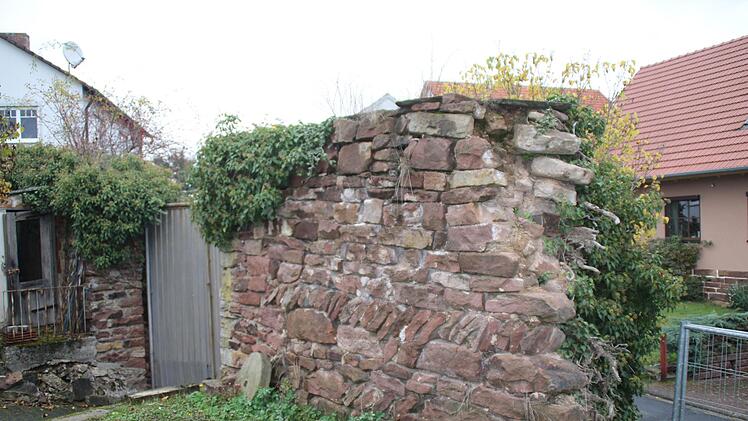 An der Klostermauer in Thulba stehen Sanierungsarbeiten an. Foto: Hilmar Ruppert