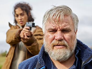 Wochenendspaß hatte sich Frank Koops (Aljoscha Stadelmann) vom Überlebenstraining ohnehin nicht erwartet. Dass Zarah (Sabrina Amali) ihn als Geisel nimmt, nimmt der Ermittler vergleichsweise unaufgeregt zur Kenntnis.