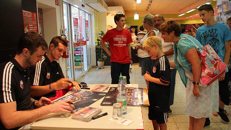 Hannes aus Ebern freut sich über das signierte Poster