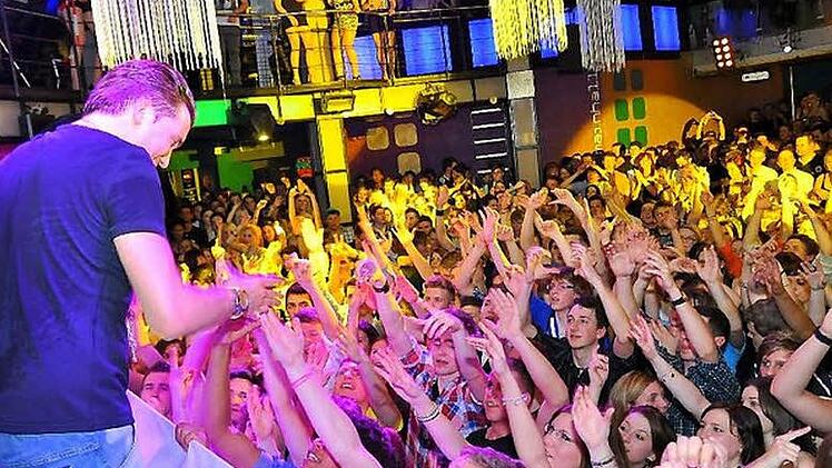DJ Antoine, einer der weltweit erfolgreichsten Discjockeys, lockte im April 2012 über 2000 Besucher ins Halifax. Foto: Eraffe