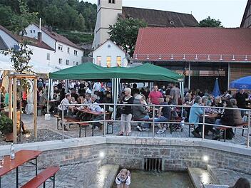 Der neu gestaltete Sulzthaler Dorfplatz bestand beim Weinfest seine Feuertaufe. Fotos: Gerd Schaar