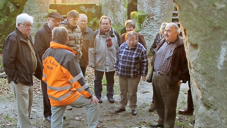 In der Ruine Rotenhan musste ein Brunnenschacht abgedeckt werden, weil ein Metallgitter gestohlen wurde, wie Bauamtsleiter Werner Grell den Mitgliedern des Bauausschusses zeigte.Fotos: Ralf Kestel