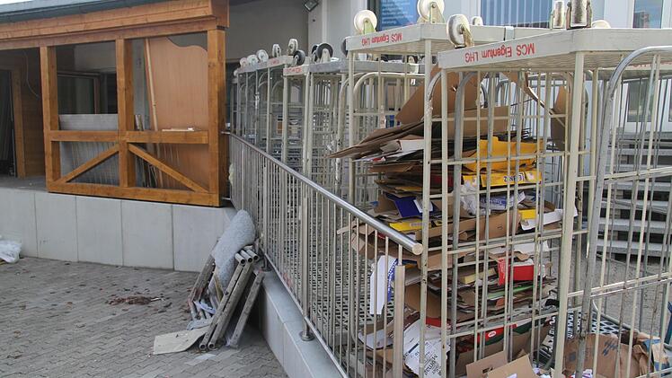 In Rollcontainern wird die Ware angeliefert.