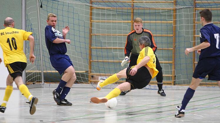 Der Leuchauer Spielertrainer Thorsten Heumann kommt beim Torschuss ins Straucheln. Das Vorrundenduell gewann Marktleugast (blaue Trikots) mit 3:2.