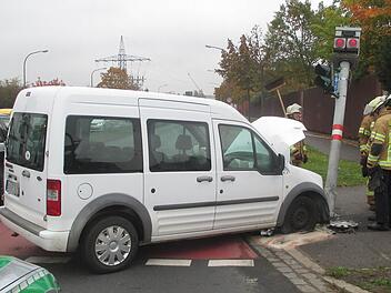 Nach einem Zusammenstoß mit dem Mercedes einer 84-Jährigen ist am Dienstag ein Transporter am Berliner Ring/Kreuzung Memmelsdorfer Straße mit voller Wucht gegen einen Blitzer-Masten geprallt.  Foto: Polizei Bamberg