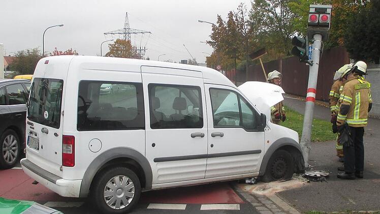 Nach einem Zusammenstoß mit dem Mercedes einer 84-Jährigen ist am Dienstag ein Transporter am Berliner Ring/Kreuzung Memmelsdorfer Straße mit voller Wucht gegen einen Blitzer-Masten geprallt.  Foto: Polizei Bamberg