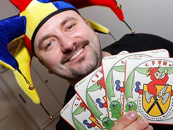 Hallstadts Narren-Chef Manuel Reitberger mit der närrischen Innovation für diesen Rosenmontag. Foto: Matthias Hoch