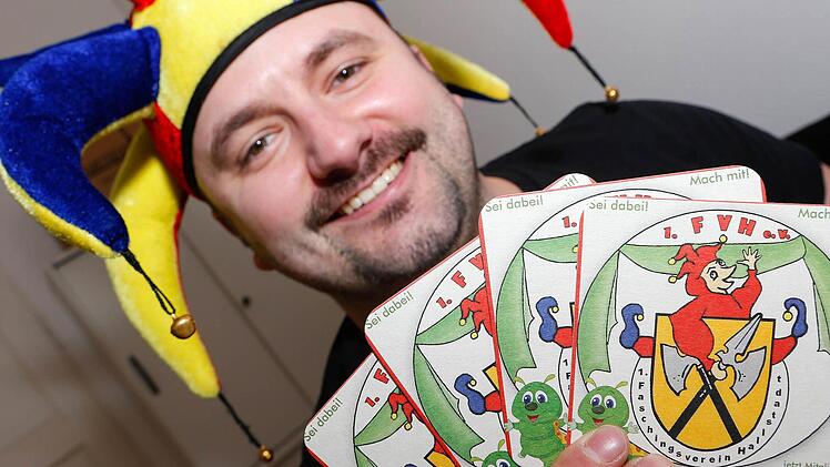 Hallstadts Narren-Chef Manuel Reitberger mit der närrischen Innovation für diesen Rosenmontag. Foto: Matthias Hoch