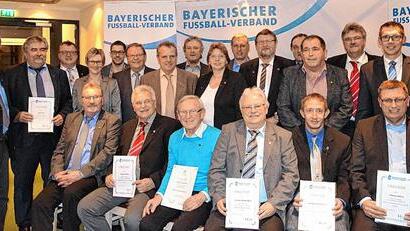 Der Fußball-Bezirk Unterfranken ehrt seine verdienten Mitarbeiter