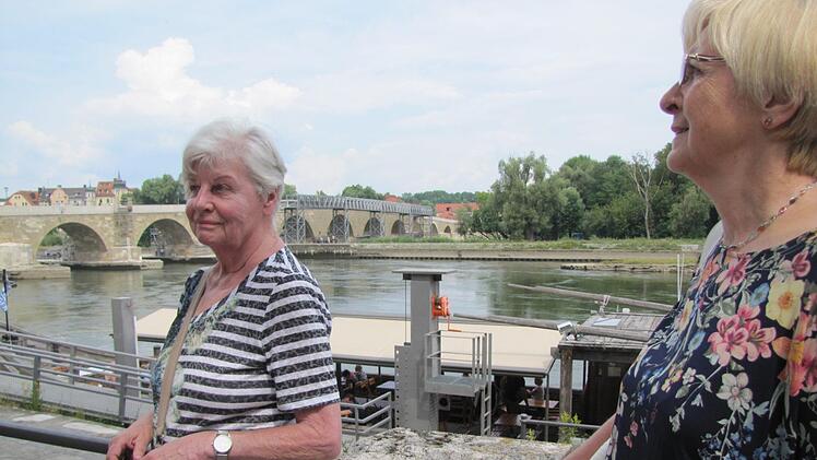 Einst ging ich am Strande der Donau entlang .... Sigrun Wittmann und Angelika Beilein vor der Steinernen Brücke in Regensburg. Foto: Martin Koch