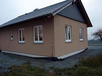 Das neue Gemeinschaftshaus in Schlegelshaid. Früher stand an der Stelle des neuen  Gemeinschaftshauses das Anwesen Schlegelshaid 22, das 2013 vom Markt  Steinwiesen erworben wurde.Susanne Deuerling