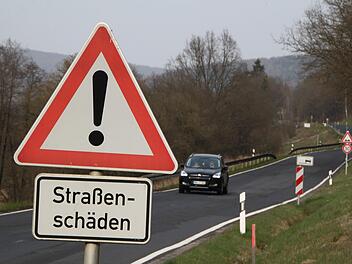 Zahlreiche Warnschilder stehen an der Engstelle zwischen Wernarz und Rupboden. Hier hatte ein Hangrutsch die Situation verschärft. Foto: Ulrike Müller