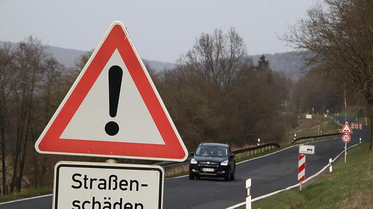Zahlreiche Warnschilder stehen an der Engstelle zwischen Wernarz und Rupboden. Hier hatte ein Hangrutsch die Situation verschärft. Foto: Ulrike Müller