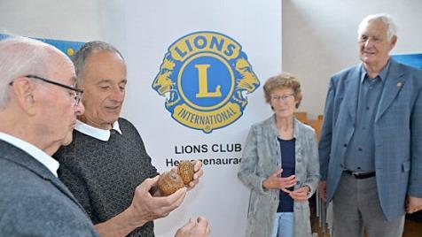 Bei der Spendenübergabe gab's von Hans Meister und Angelika Hauser als Gegengeschenk von Campesinos handbemalte Kürbisse für Herbert Schöttner (links) und Uwe Breithaupt (rechts).  Foto: Bernhard Panzer