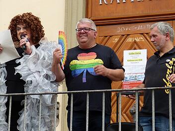 Dragqueen Uschi Unsinn spricht auf den  Stufen vor dem Rathaus  zur  bunten Menschenmenge am Maxplatz. Alle Fotos: Julian Megerle