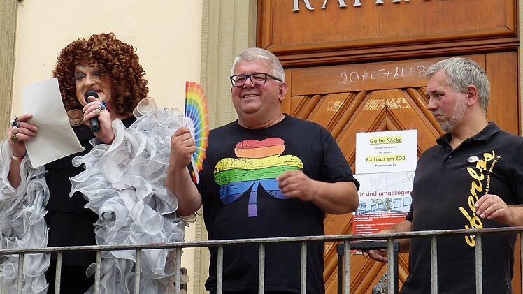 Dragqueen Uschi Unsinn spricht auf den  Stufen vor dem Rathaus  zur  bunten Menschenmenge am Maxplatz. Alle Fotos: Julian Megerle