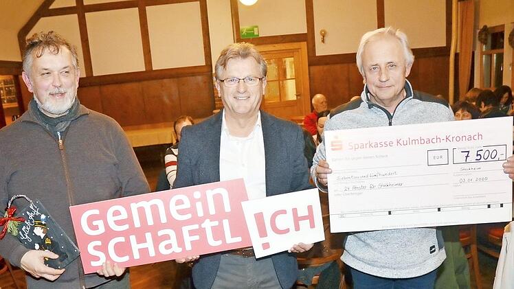 Sie freuten sich über stattliche 7500 Euro für den VdK Stockheim-Neukenroth zur Weitergabe an schwer erkrankte Menschen. Von links Oliver Kraus (IG Stockheim), Bürgermeister Rainer Detsch und Rainer Engelhardt (Sprecher IG Stockheim)  Foto: K.- H. Hofmann