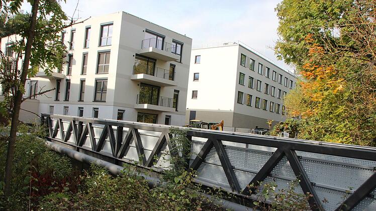 Die Neueste:Das ist schon auf gewisse Weise kurios: Der Sonntagsanger erlebt derzeit den vielleicht größten Umbruch seit den Brockardt-Zeiten Ende des 19. Jahrhunderts. Und wie damals (siehe rechts!) wird in diesem Zusammenhang erneut auch eine neue Brücke gebaut. Einen offiziellen Namen hat sie noch nicht, aber "Ibis-Brücke" wäre zumindest für den Volksmund schon mal ein ganz heißer Kandidat.  Wobei sie streng genommen gar nicht auf das eigentliche Hotel-Gelände mündet, sondern auf das benac...