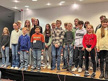 Musiklehrer Christian Hirschler (v. l.) mit Laura Sperl, Sophia Götz, Toni Hörmann, Maximilian Priestner, Luis Preising, Linus Rest, Phillipp Laake, Helene Hartmann, Annabelle Zupindak; (hinten v.l.) Max Hörmann, Fiona Daniel, Kevin Schulz, Doroth...