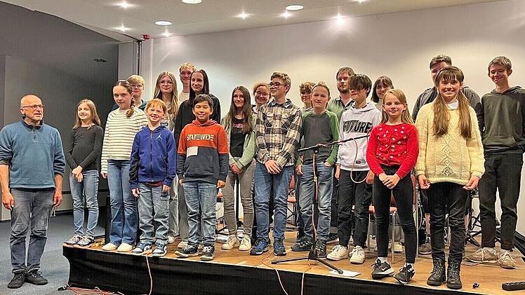 Musiklehrer Christian Hirschler (v. l.) mit Laura Sperl, Sophia Götz, Toni Hörmann, Maximilian Priestner, Luis Preising, Linus Rest, Phillipp Laake, Helene Hartmann, Annabelle Zupindak; (hinten v.l.) Max Hörmann, Fiona Daniel, Kevin Schulz, Doroth...