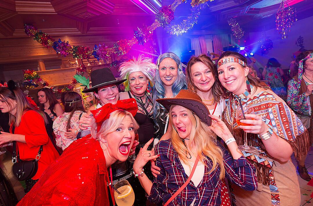 Drei Männerballetts, Musik von DJ Asti und vieles mehr gab es beim Weiberfasching!