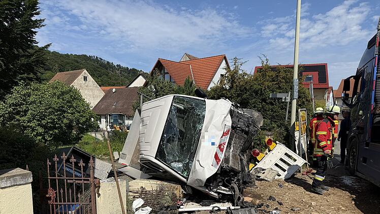 Kreis Forchheim: Lkw kracht in Baustelle - 300.000 Euro Schaden