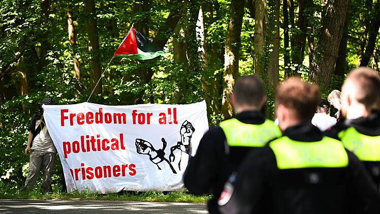 13 Jahre Haft f&uuml;r Ex-RAF-Terroristin Klette - Proteste