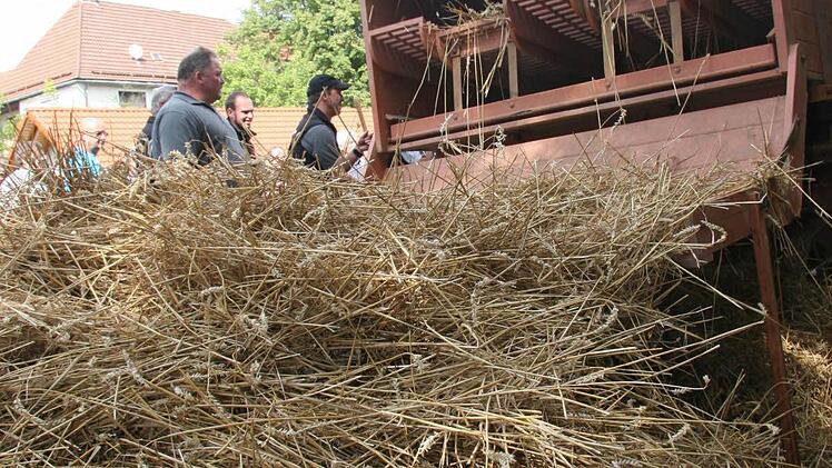 Hinten fiel das Stroh aus der Dreschmaschine.