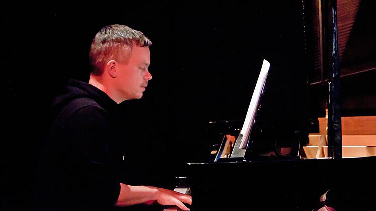 Am Flügel lieferte Michael Götz den Soundtrack des Abends bei der Comic-Lesung in der Reithalle.