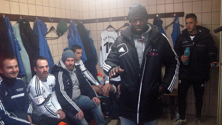 Bilder vom Aufenthalt von Hans Sarpei bei der DJK Kothen.