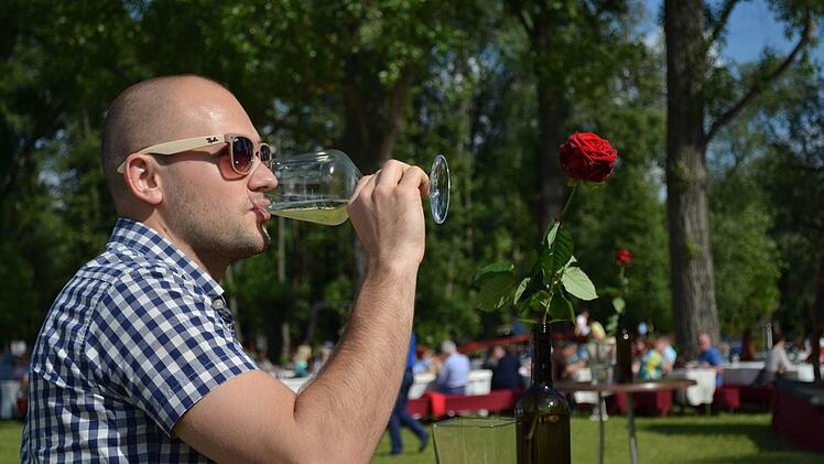 Benedikt Klauer aus Ziegelanger setzt auf Altbewährtes: Er genießt bei strah-lendem Sonnenschein am Nachmittag ein Glas Bacchus Foto: Sina Mattheus