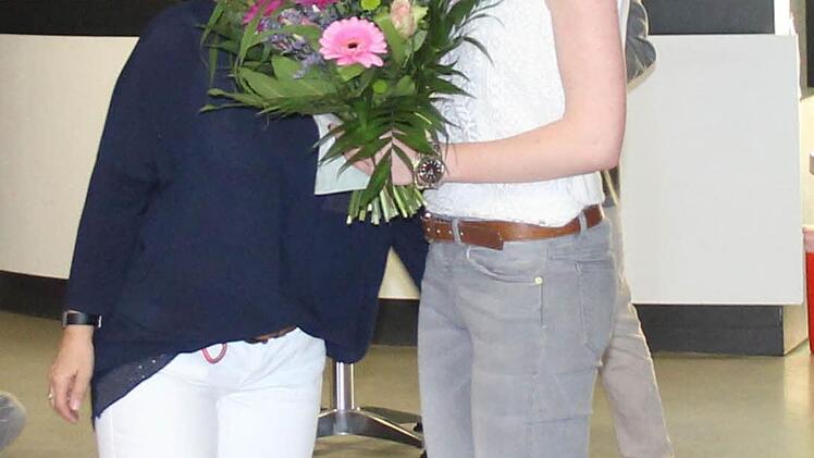Ein Dankeschön an Susanne Roos, Fakultätskoordinatorin (links).