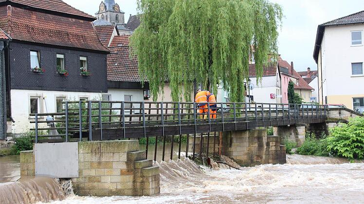 Am Steinwehr in Kronach hatte sich Treibgut verfangen.  Foto: Friedwald Schedel