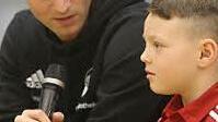 Hallensprecher Calle Schiebel interviewt ein kleines Fu&szlig;balltalent.
