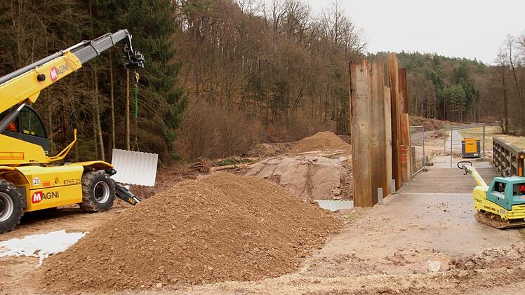 Bild von der Einbringung eines Metalltunnels für den Köhlersgrundbach in den Ebelsbach in der Nähe der Abzweigung zur Kreisstraße nach NeubrunnFoto: Günther Geiling