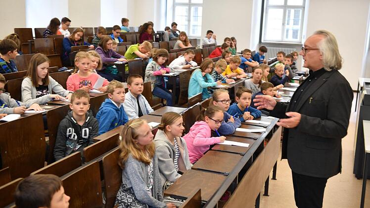 Zusammen mit etwa 80 Mädchen und Jungen diskutierte der Bamberger Soziologieprofessor Elmar Rieger über unser Leben in der Europäischen Union. Foto: Ronald Rinklef