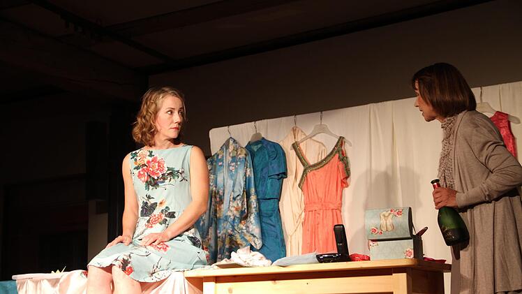 Der Alltag wächst Anna (Christine Reitmeier, rechts) über dem Kopf. Sie greift immer öfter zur Flasche. Links Liza Sahra Riemann Gerda Völk