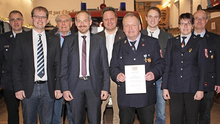 Vorsitzender Erwin Lauterbach (Vierter von rechts) ist seit 40 Jahren in der Feuerwehr aktiv. Foto: privat